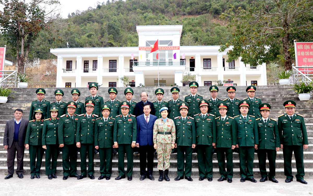 PhÃ³ Tá»ng Tham mÆ°u trÆ°á»ng QuÃ¢n Äá»i NhÃ¢n dÃ¢n Viá»t Nam PhÃ¹ng SÄ© Táº¥n vÃ  Chá»§ tá»ch UBND tá»nh Nguyá»n VÄn SÆ¡n cÃ¹ng ÄoÃ n cÃ´ng tÃ¡c chá»¥p áº£nh lÆ°u niá»m vá»i cÃ¡n bá», chiáº¿n sá»¹ Äá»n BiÃªn phÃ²ng LÅ©ng CÃº.
